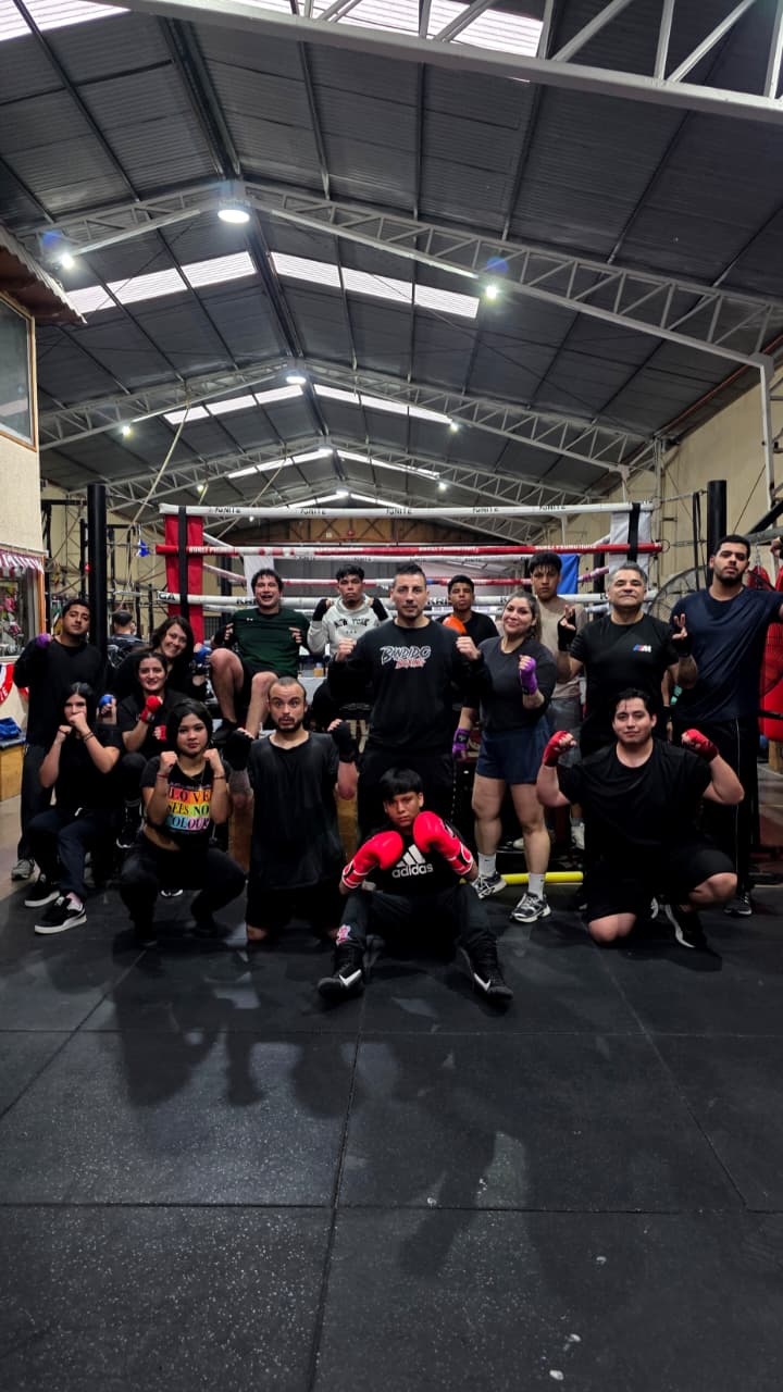 Comunidad de alumnos de Bandido Boxing posando junto al ring
